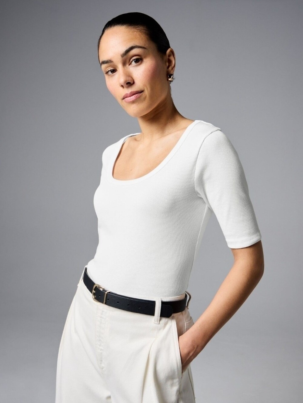 0298 Universal Thread White Scoop Neck Short Sleeve Top